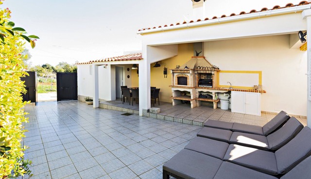 Cosy, with backyard and barbecue area