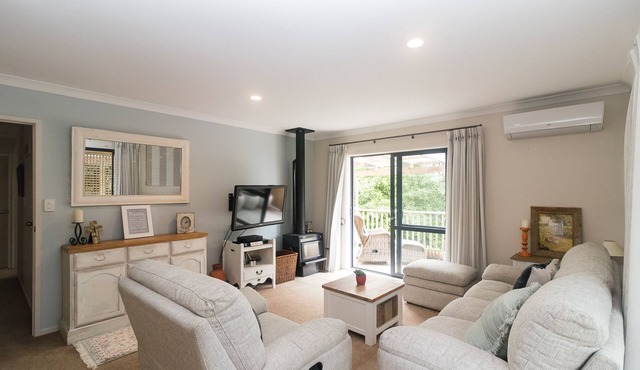 Cottage - 2 minute drive to Orewa Beach with it's 3km of golden sands in Orewa
