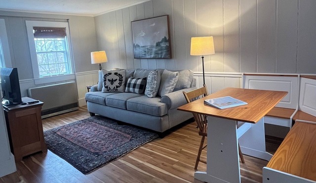 Cozy 3 bedroom Cottage on Farm with great outdoor space 10 min to Bellows Falls in Walpole
