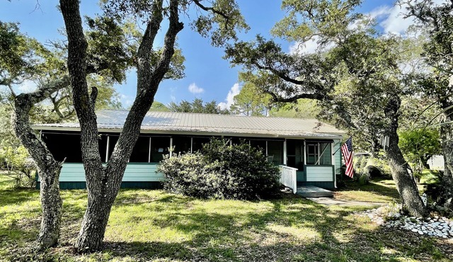 Cozy Alligator Point Beach Cottage in the Trees in Alligator Point
