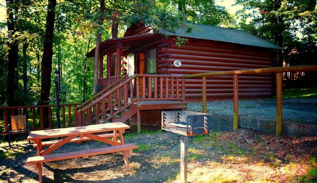 Cozy Cabin with Fire Pit pavilion near boat ramp in Broken Bow