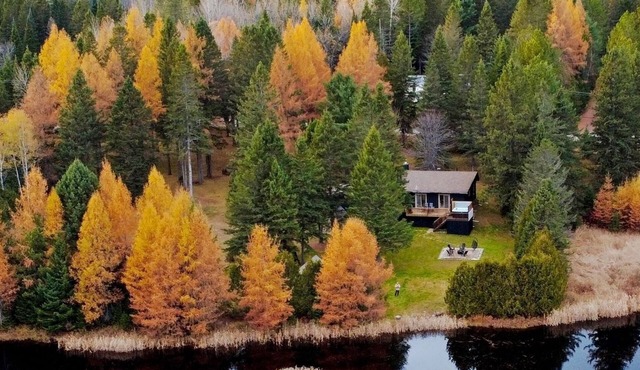 Cozy Family Retreat. Hot Tub, Fireplace, Lake View in Notre-Dame-de-la-Merci