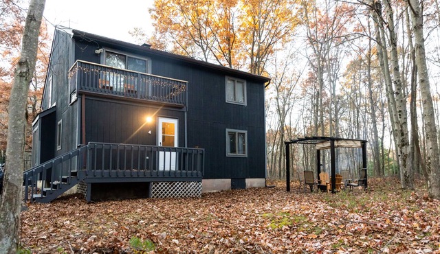 Cozy Mountain Top Cottage! Unique Poconos Lake House with Fire Pit! in Blakeslee
