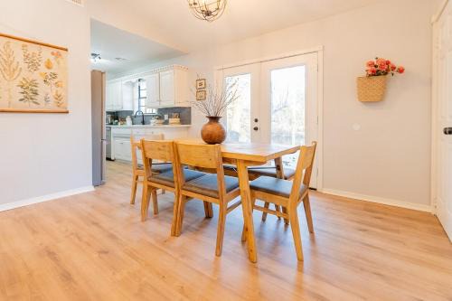 Cozy retreat and views near campus with gourmet kitchen in Stillwater
