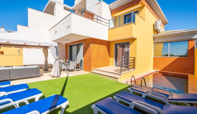 Cozy villa with pool and Barbecue
