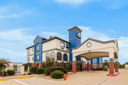 Days Inn & Suites by Wyndham Sam Houston Tollway in Houston