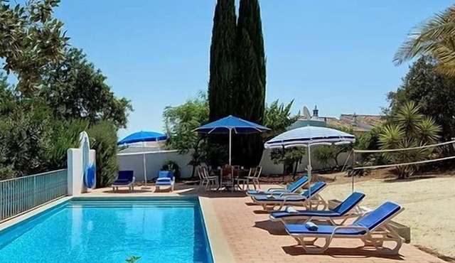 Delightful 3 Bedroom Farmhouse with Private Pool and large Gardens