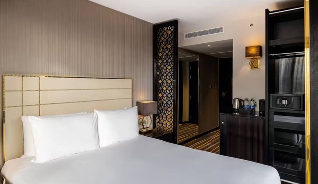 Deluxe Botolph Corner King at Hotel Saint—Near Somerset House and Tower Bridge in England