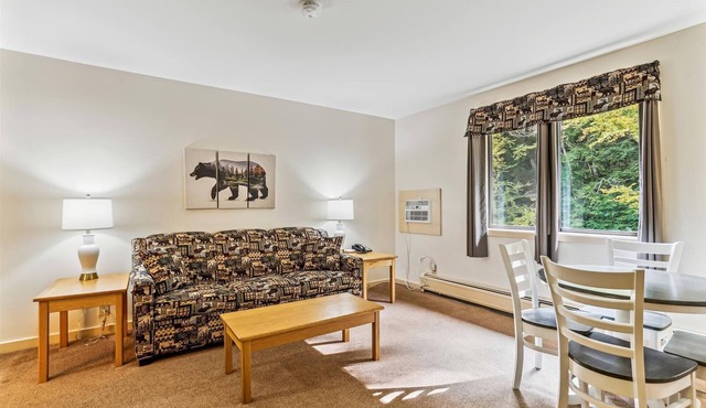 Deluxe one bedroom suite located on 2nd floor with outdoor heated pool 21820 in Killington