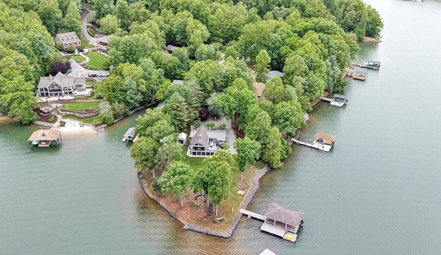 Dockside dreaming at its best! The views.AMAZING! in Huddleston