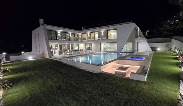 Dream Villa by Laranjal Rentals