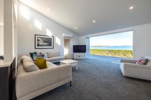 Driftwood Beach House with Spa Pool - Absolute Beachfront! in Blackpool