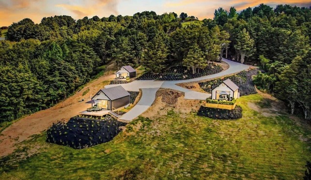 Entire Property – 5 Private Villas for a Luxury Group Getaway - Sleeps 20+ in Mangawhai
