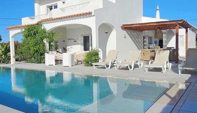 Exceptional villa, infinity pool, view of the marina and cliffs, close to beaches.