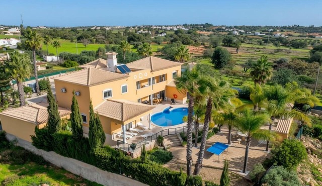Experience relaxation and beauty in a stunning Algarve villa.