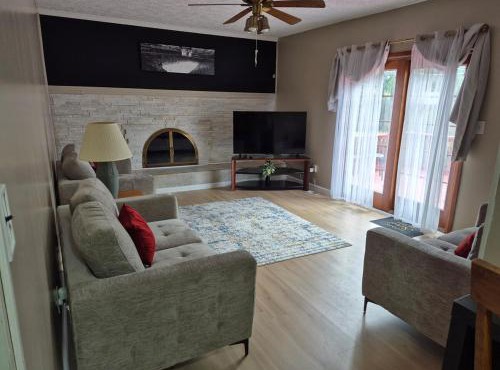 Family and friends cozy home in Sterling Heights