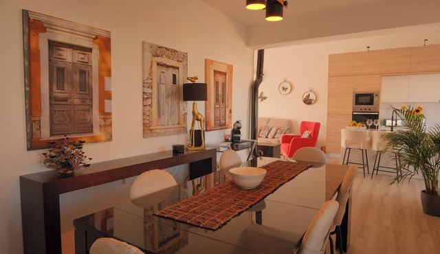 Family retreat in the countryside and close to the beaches, swimming pool and jacuzzi. Pet friendly