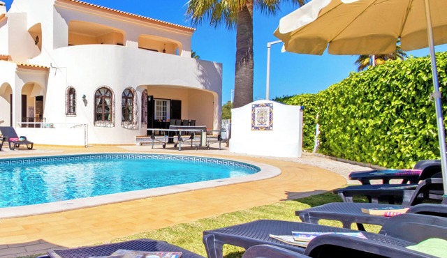 Family retreat with heatable pool and BBQ