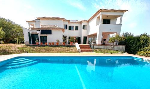 Family Villa with Pool & Huge Garden - Arrábida Trails & Beaches Nearby