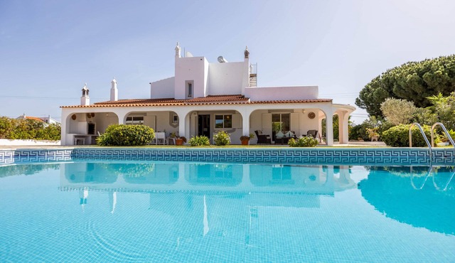Family Villa With Pool Near Armacao De Pera Beach