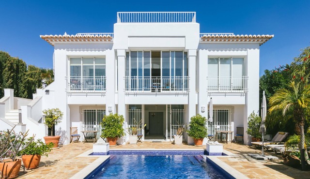 Fantastically beautiful villa with pool and sea view