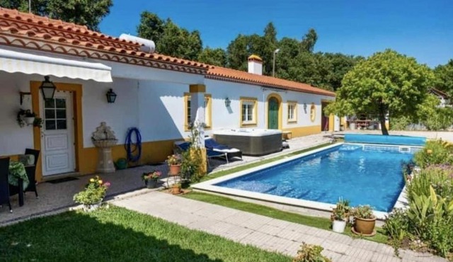 Farmhouse Sleeps 8 with Pool & Horses in Alcobaca