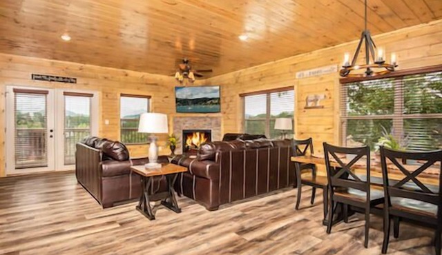 Firefly is a spacious, yet cozy, four-bedroom cabin in Bear Cove Falls. in Pigeon Forge