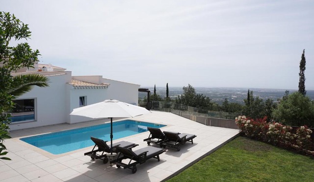 Goldra Cozy Villa with private pool