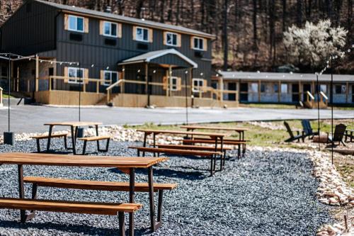 Grey Pine Lodge in Waynesboro