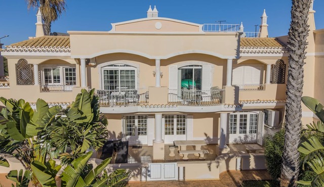 Ground floor apt, 450m from the beach, shared pool,BBQ close to resort