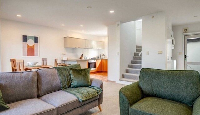 Henderson Retreat 3BR Townhouse with Parking in Auckland West