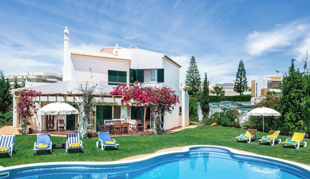 Hideaway - Handsome villa with beautiful garden just a few meters to São Lourenço beach