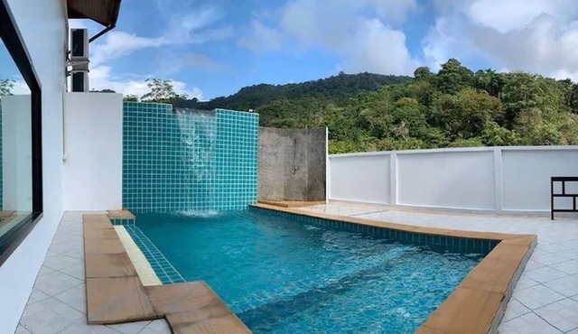 Hillside Studio Vacation Apartment with Pool
