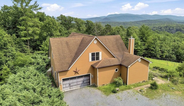 Hilltop Villa with exceptional views, game room, starlink, 90 minutes to DC in Bentonville