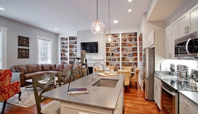 Historic Home 5 bedroom, 5 bath w/9 beds and 2 Parking spots in Savannah