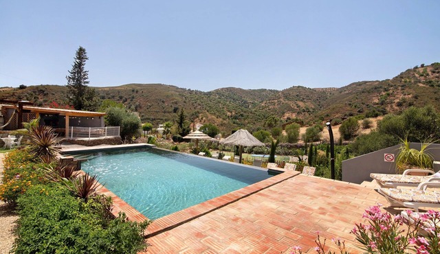 Holiday Home "Quinta do Silêncio T4" with Mountain View, Shared Pool & Wi-Fi