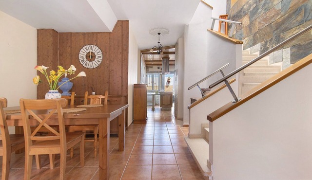 Holiday Villa 'Casa La Herradura' with Sea View, Private Terrace & Wi-Fi in Telde