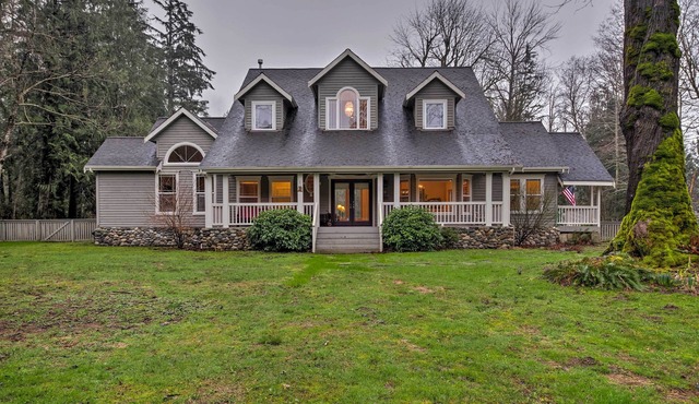Home on Skykomish River w/Fire Pit & Hot Tub in Gold Bar