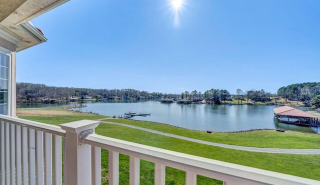 "Hook, Wine, and Sinker" Large 5-bed lakefront villa-pool, hot tub, and courts in Moneta