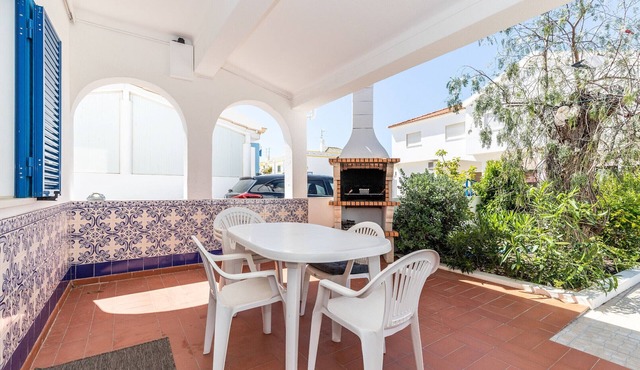 House 50m from the beach, patio with barbecue and fiber internet by ALGARVEMANTA (6V3)