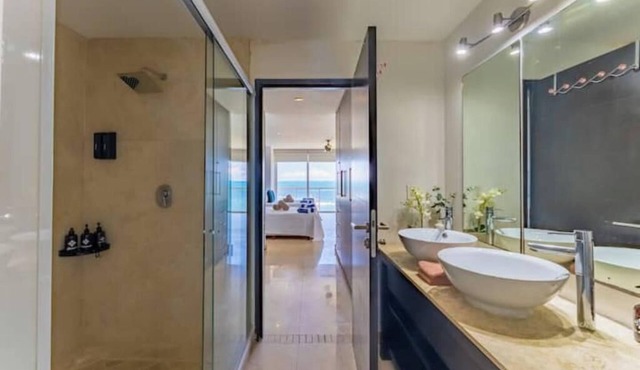 In ☆ sea front/Luxurious facilities/Unbelievable location ☆. in Cancún