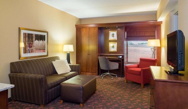 Inviting Retreat with In-Room Movies and Free Breakfast – Steps from I-76 Access in Carlisle