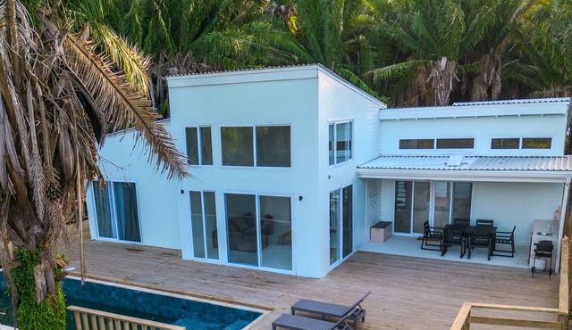 Juno Beach Villa: Rustic Luxury meets barefoot charm. in Roatan