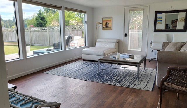 KINGSTON Beachfront Bungalow. 2 blocks to cafes/shops & Seattle Ferry in Kingston