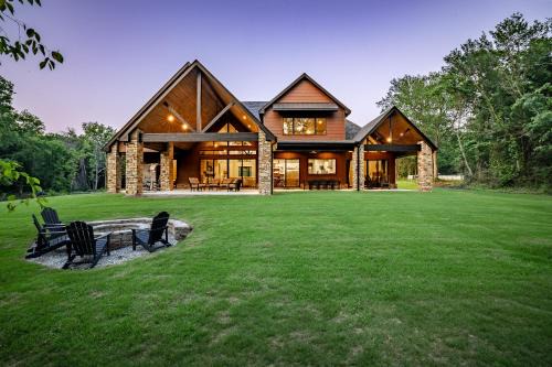 Lakefront Estate on 26 Acres: Hot Tub & Games in Afton