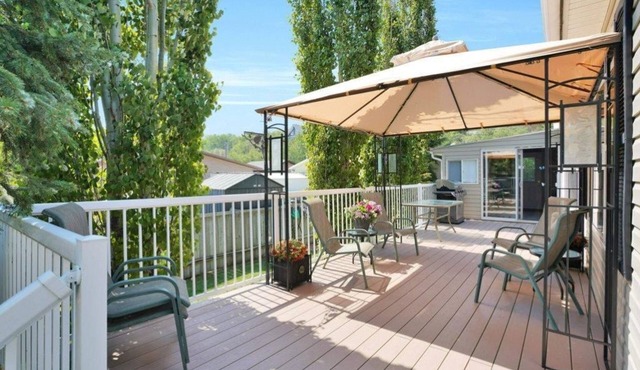 Lakefront Home on the beach at Buffalo Lake in Rochon Sands