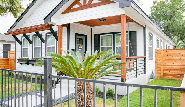 Lamar Villa-3 bed 2.5 bath with outdoor kitchen in San Antonio