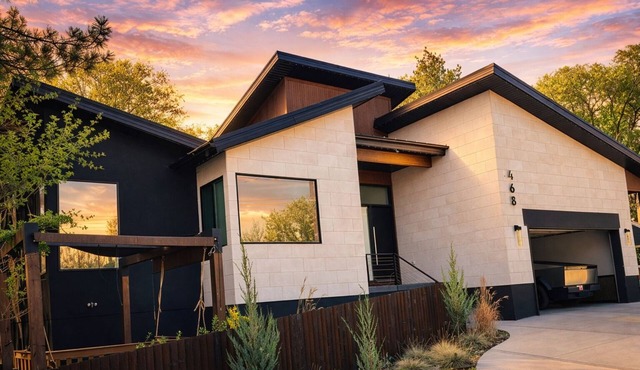 Large Hot Tub, 3 King Beds, 2 Master Bedrooms, MassageChair, 4.5 bath in Murray