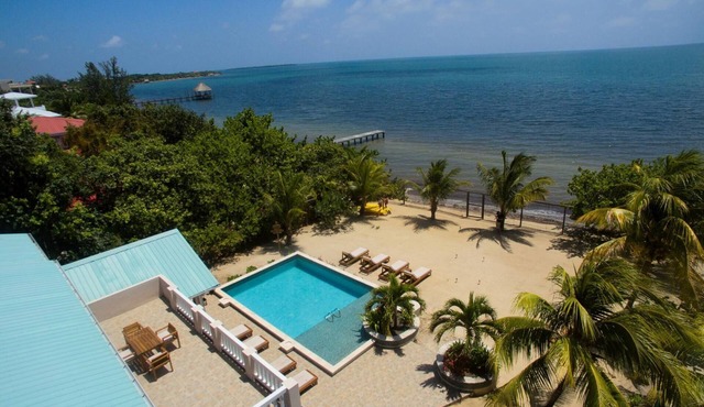 Large Oceanfront Villa with Pool, Close to Village in Placencia
