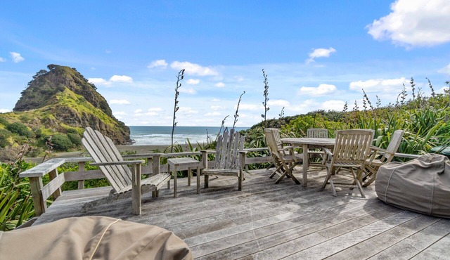 Lion Rock Spectacular - Piha Holiday Home in Piha